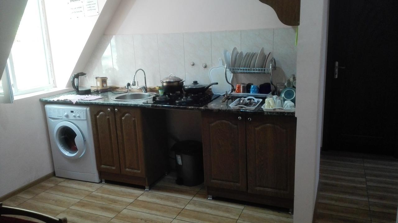 Everyday Cat Hostel Батуми Екстериор снимка