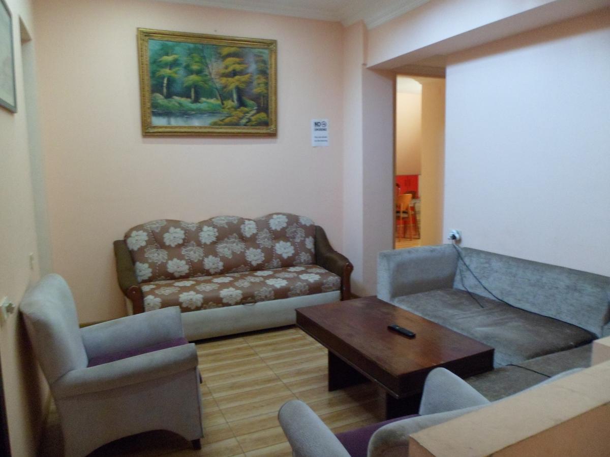 Everyday Cat Hostel Батуми Екстериор снимка